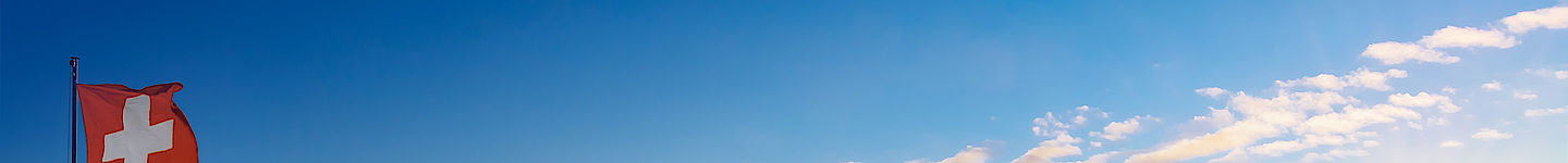 Blauer Himmel PLATH AG in der Schweiz mit sonnigem Wetter, Wolken und Schweizer Flagge