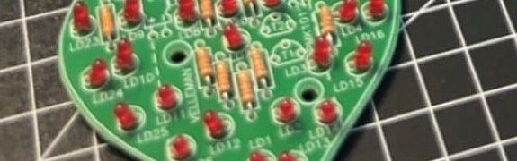 A heart-shaped electronic component that was soldered at the PLATH Girls' and Boys' Day 2024 in Hamburg lies on a work surface. The soldered joints are clean and clearly visible, and the finished component exudes an air of pride and precision craftsmanship. 